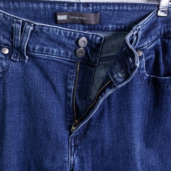 Levi's Women's 16M (33x29) Mid Rise Skinny Jeans, Medium Wash Blue Stretch Denim - Picture 4 of 9